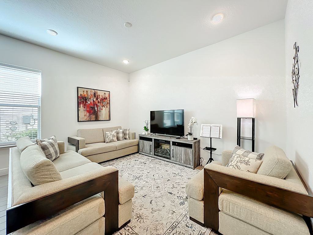 6423 Cyrils Dr - Photo 5 of 15