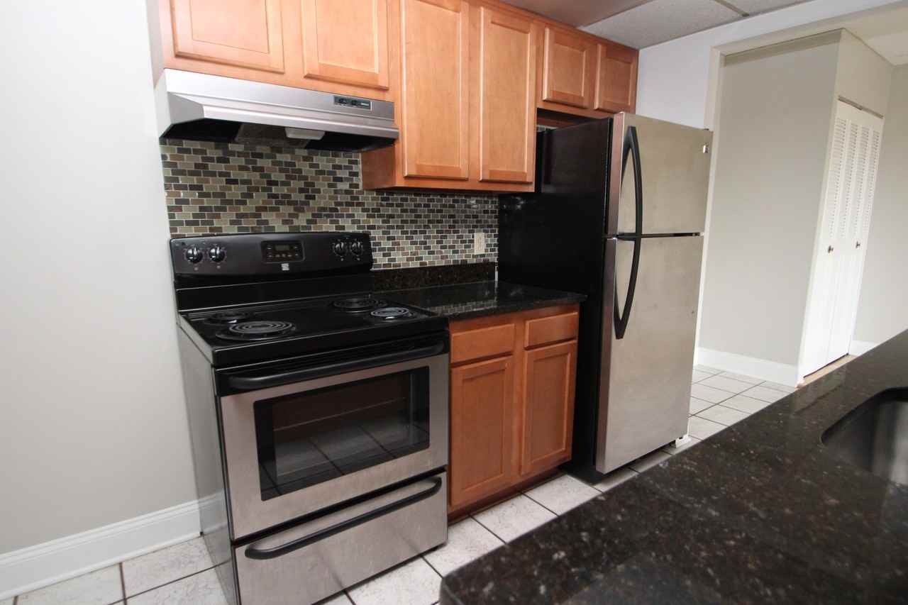 GREENTREE MANOR APTS -- 044 - Photo 2 of 9