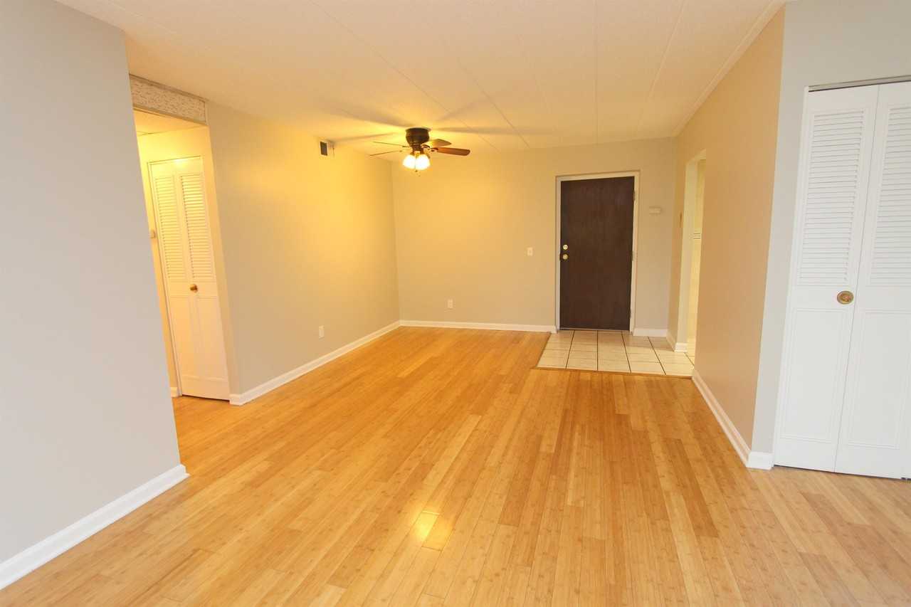 GREENTREE MANOR APTS -- 044 - Photo 7 of 9