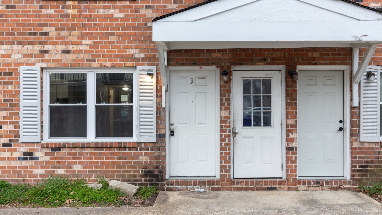 540 Ashlawn Drive - Photo 3 of 15