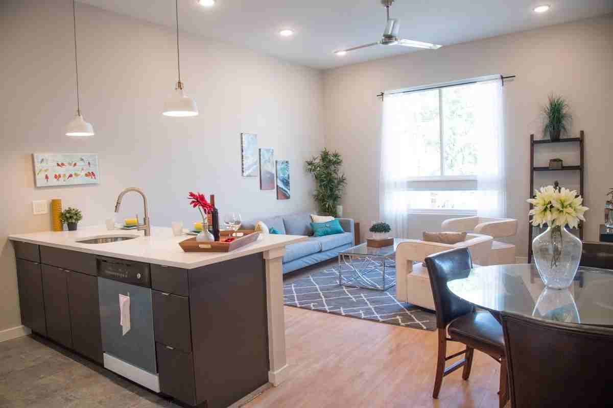 1221 N 27th - Photo 2 of 10