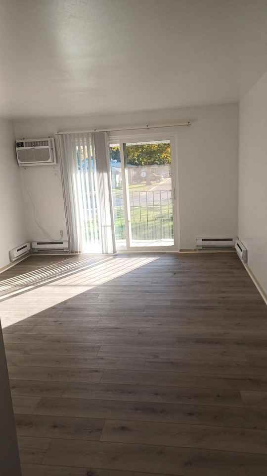 Beautiful brick building, private balcony, close to downtown! - Photo 2 of 8