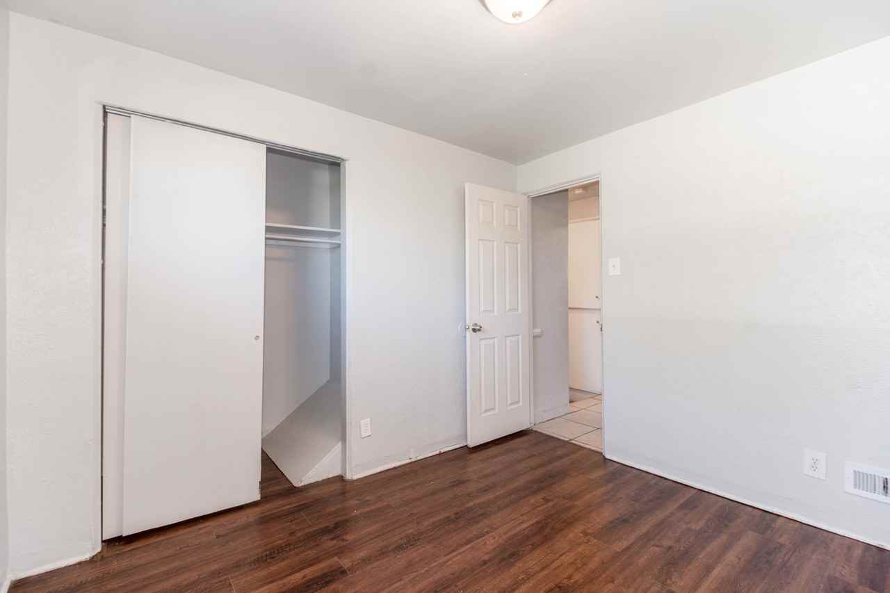 1109 Akron Street - Photo 4 of 8