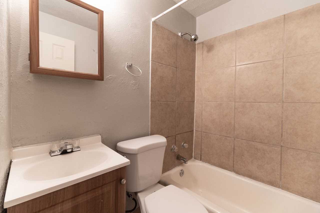 1109 Akron Street - Photo 5 of 8