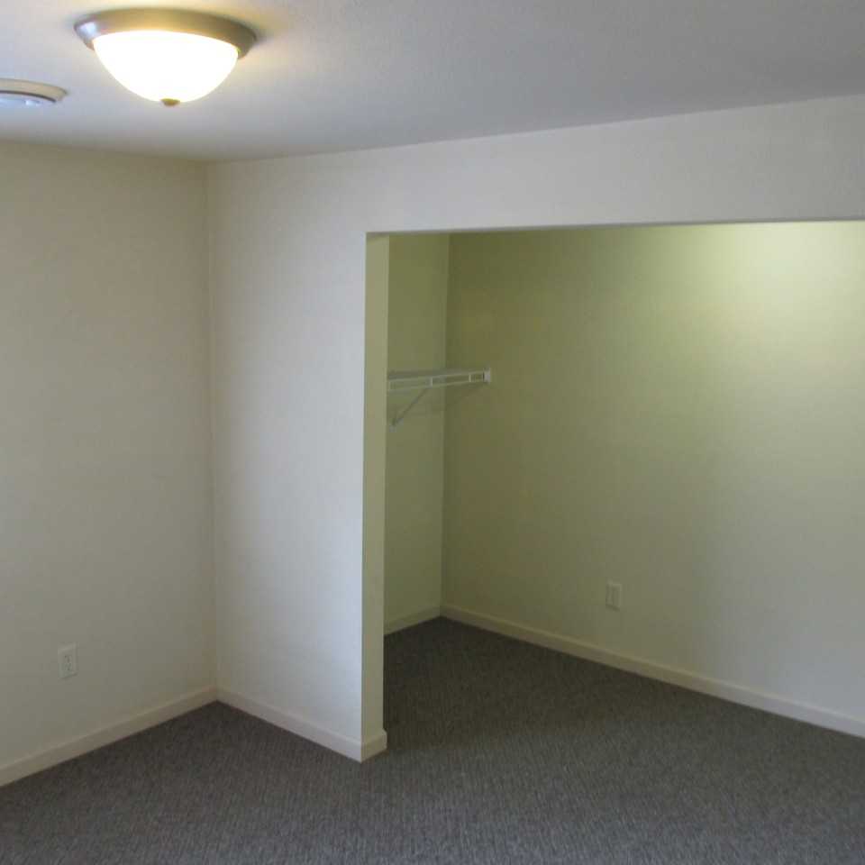 1014 Oxford Ave - Photo 4 of 11