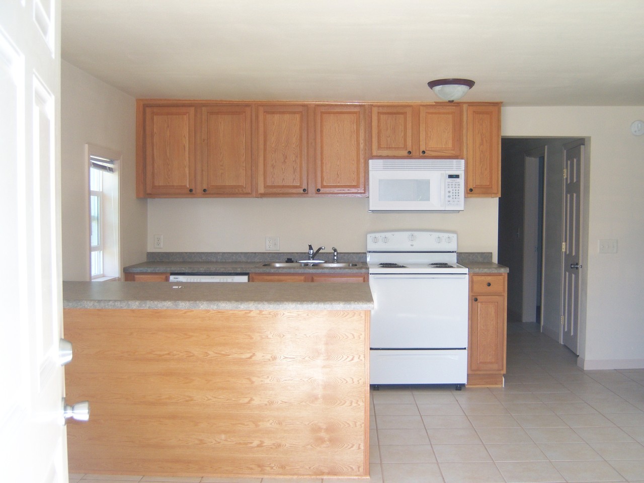 1014 Oxford Ave - Photo 7 of 11