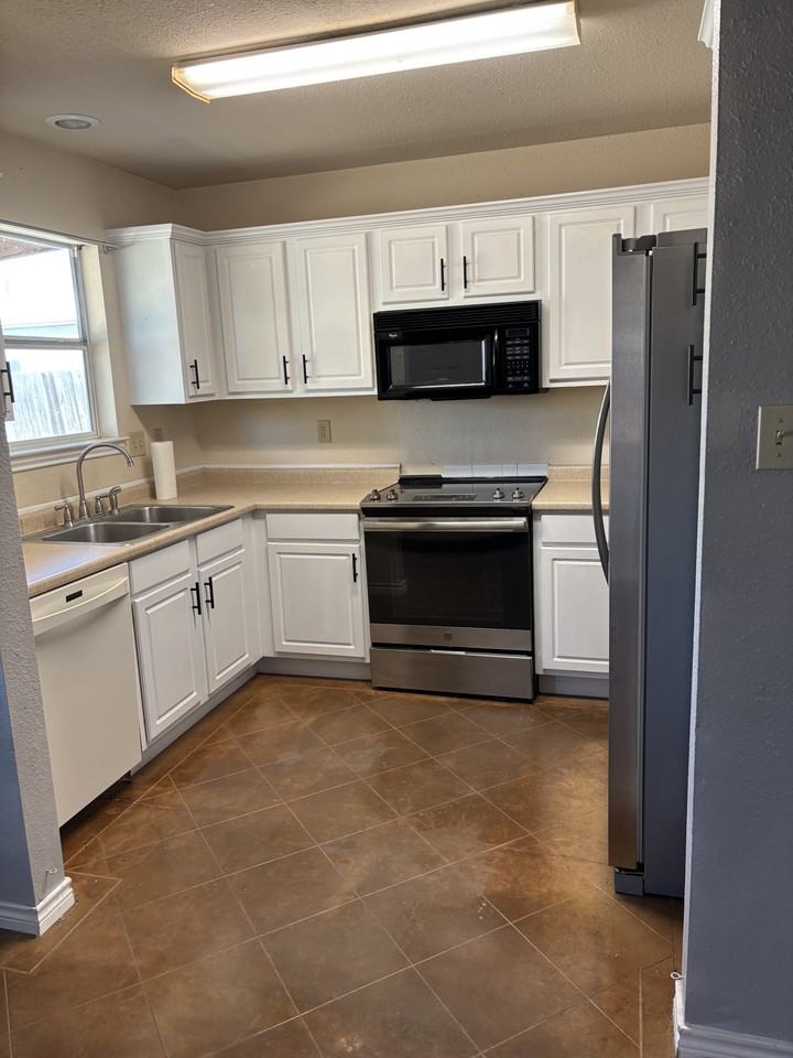 1115 Oakridge Dr #NA - Photo 2 of 7