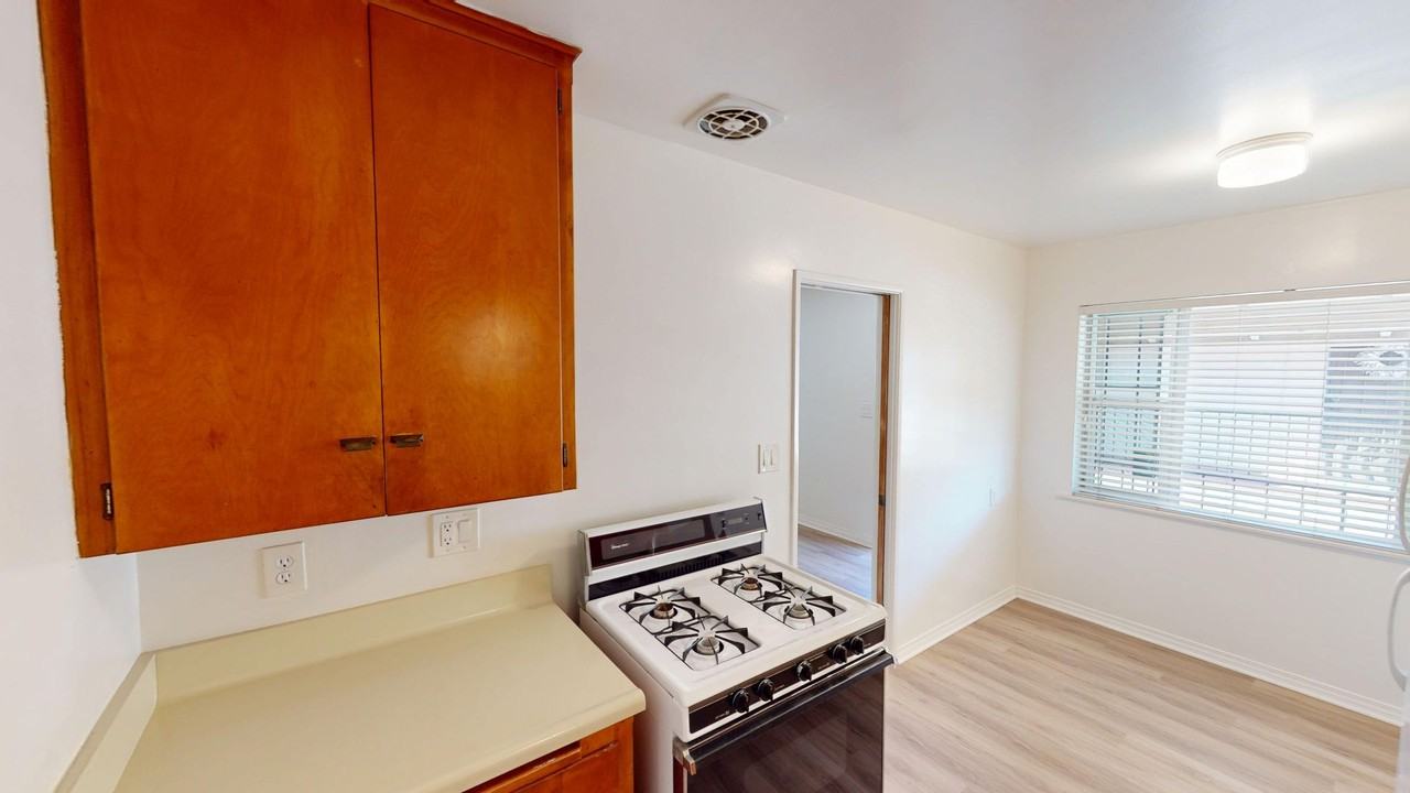 1030 Isabella Ave - Photo 5 of 13