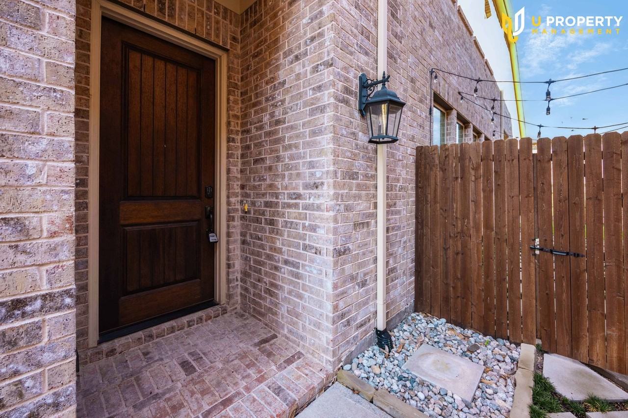 3025 Hurstwood Dr - Photo 3 of 40