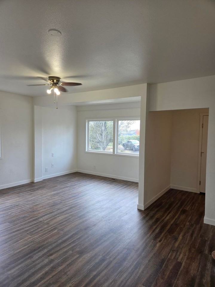 2121 S 50th St - Photo 3 of 14