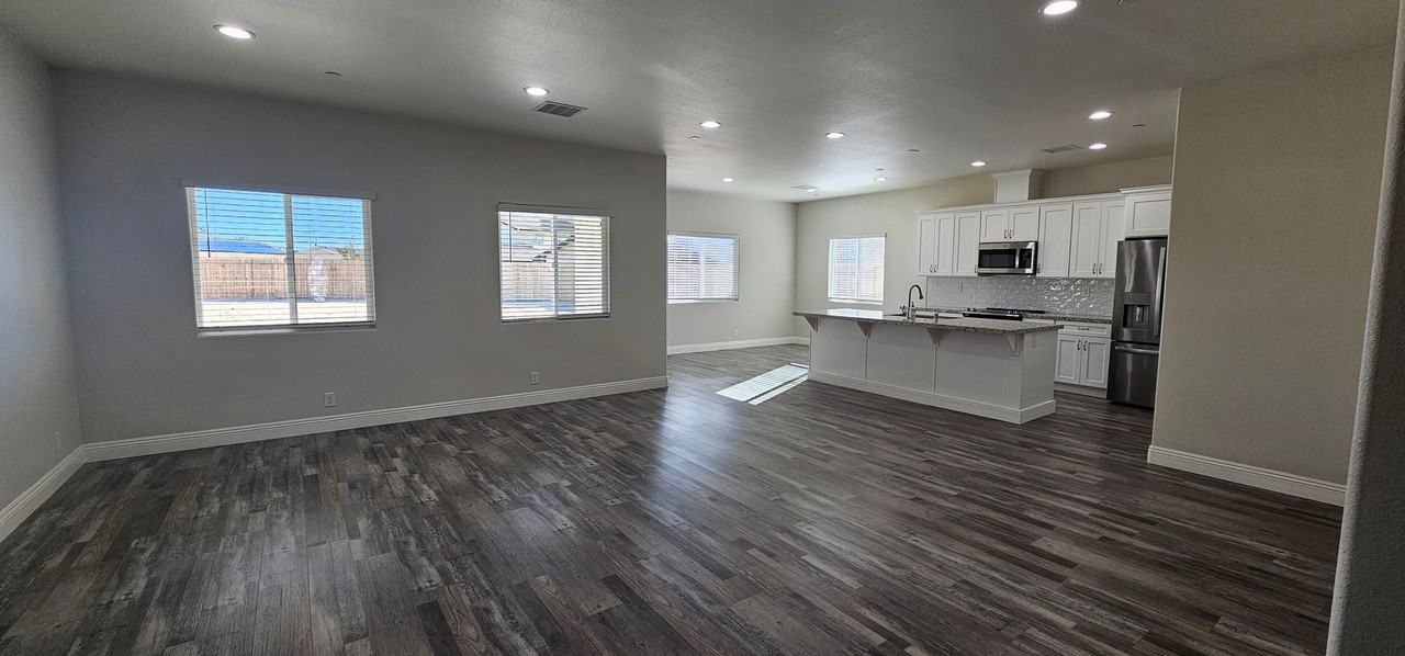 818 Beach Ct - Photo 2 of 18