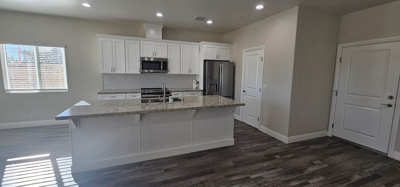 818 Beach Ct - Photo 3 of 18