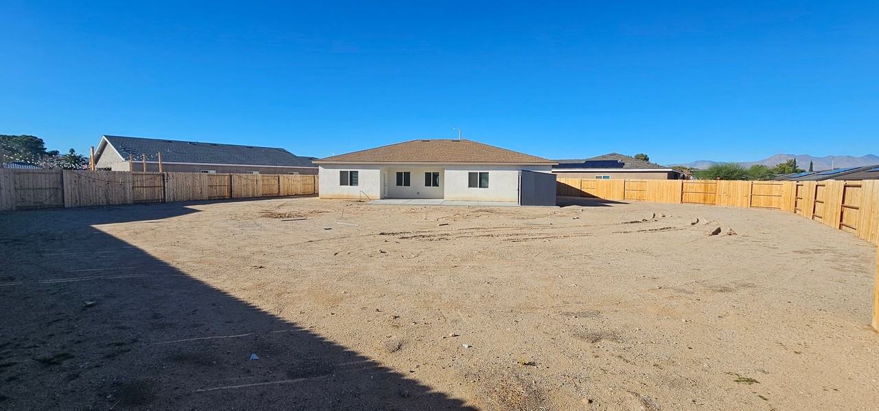 818 Beach Ct - Photo 5 of 18