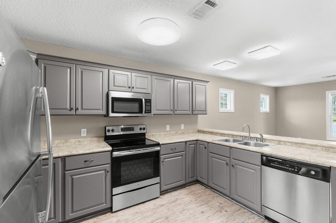 454 S College St - Photo 2 of 14