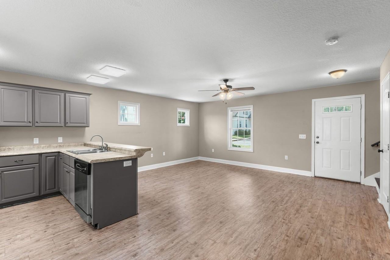 454 S College St - Photo 4 of 14