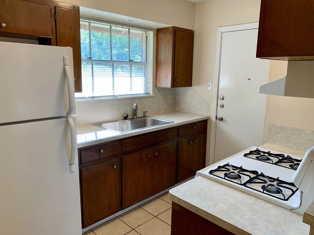 400 Tilbury Ln - Photo 7 of 23