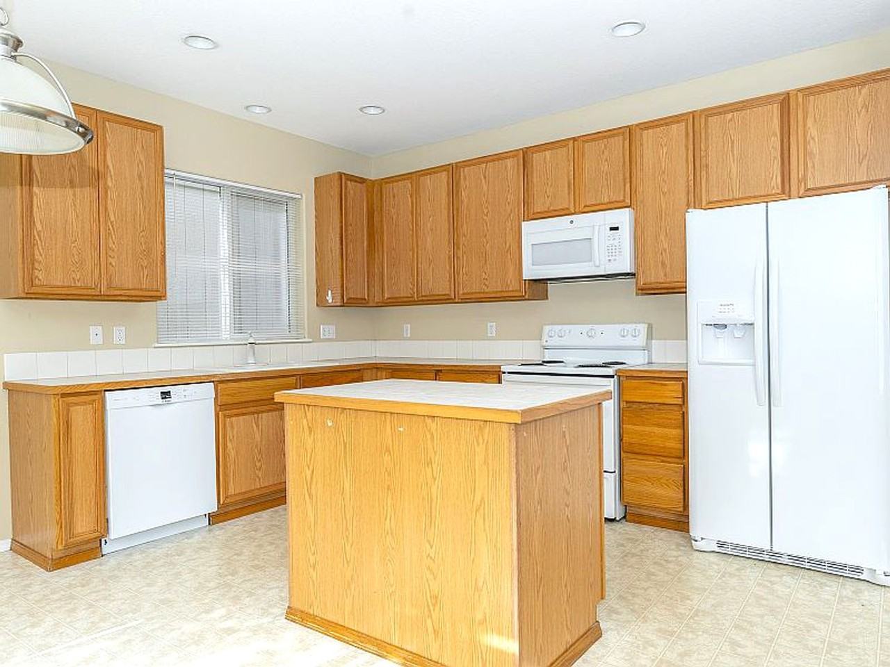 176 Se 43rd Ave - Photo 3 of 39