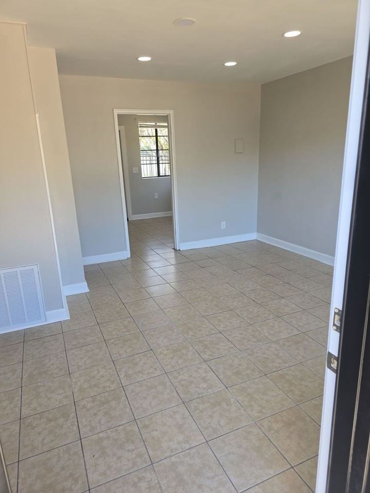 743 Shull St Apt A - Photo 3 of 12