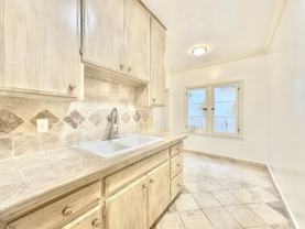 260 S Reeves Dr - Photo 1 of 1