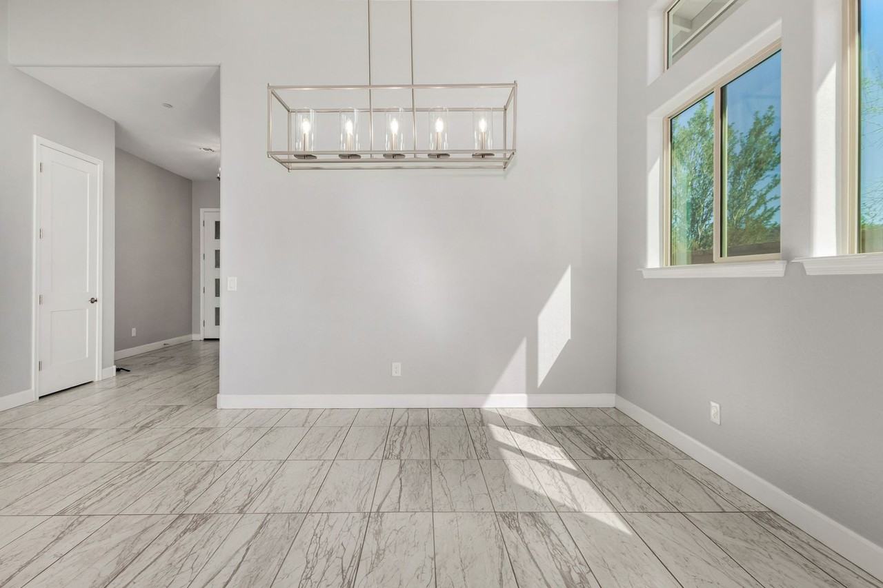 11905 W Creosote Dr - Photo 5 of 37