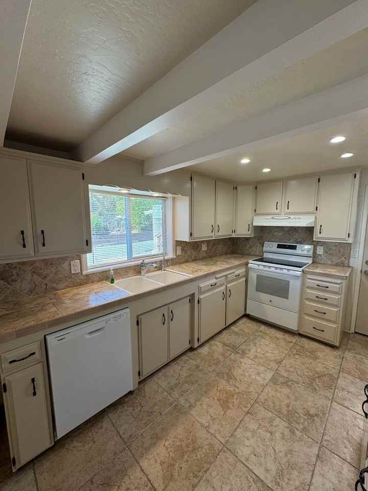 100 La Joya Dr - Photo 5 of 26