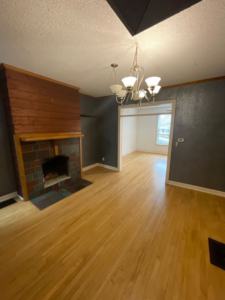 323 N 8th Ave W - Photo 6 of 26