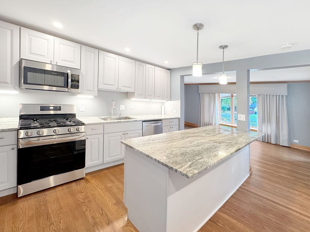 126 N Ashland Ave - Photo 3 of 28