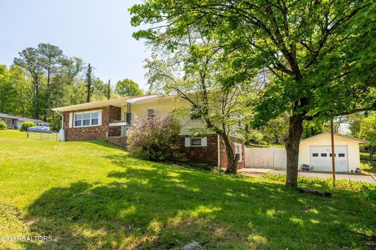 3808 Oakwood Ln - Photo 2 of 21