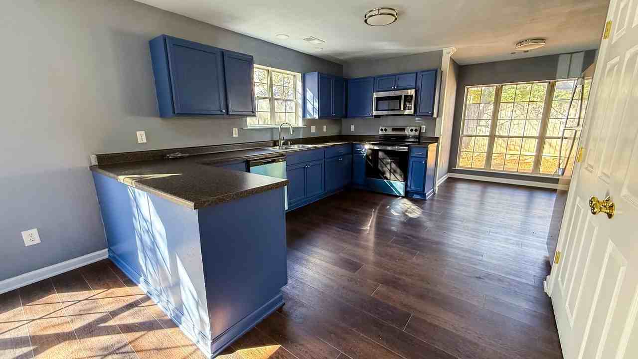 3006 Ashley Cir - Photo 3 of 9