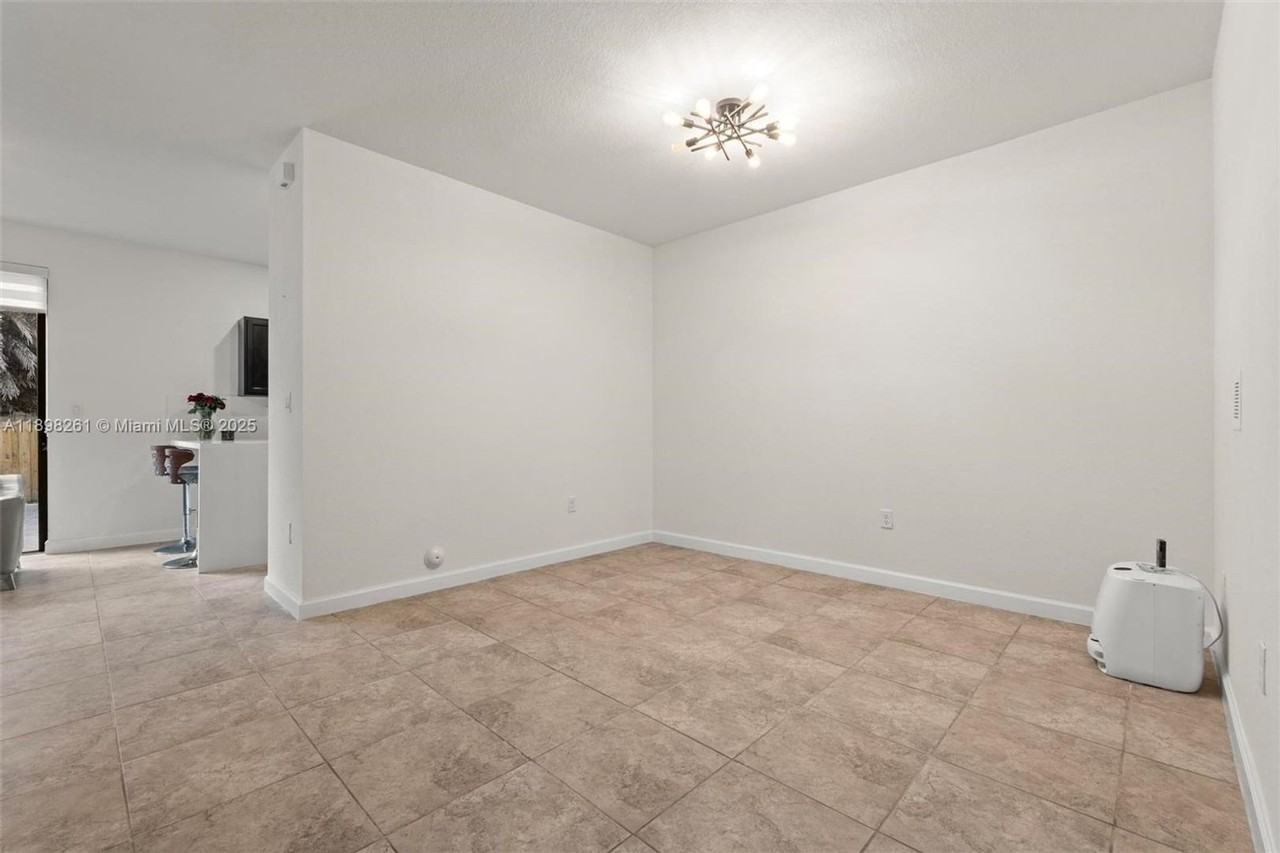 9000 Nw 183rd St - Photo 7 of 27