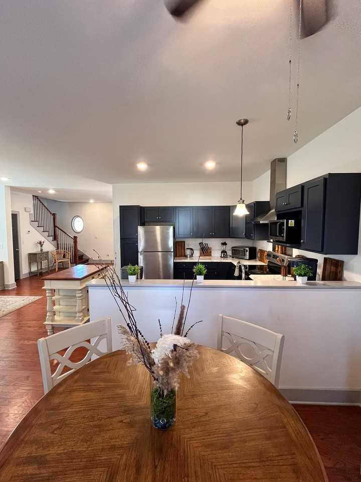 420 Veritas Street - Photo 5 of 19