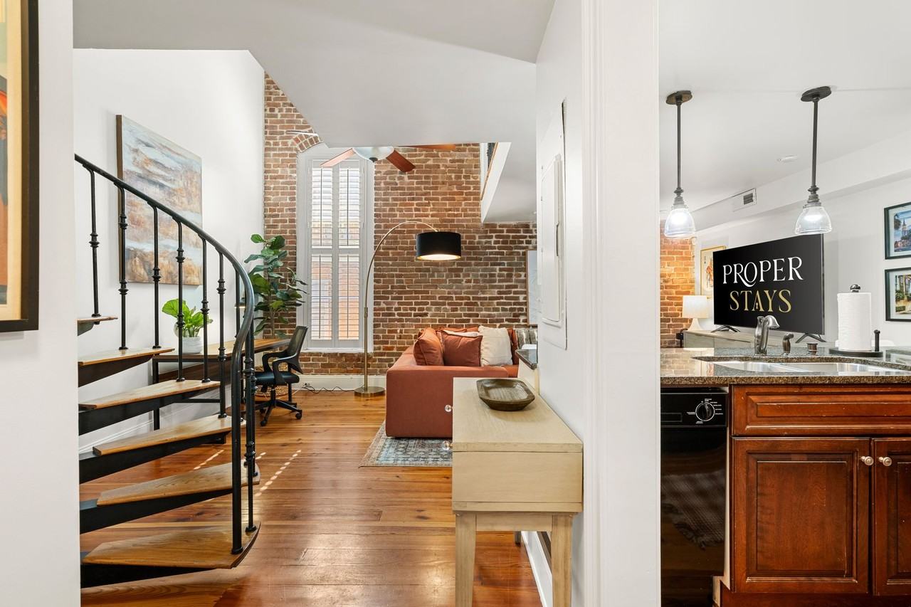 377 King St - Photo 5 of 27