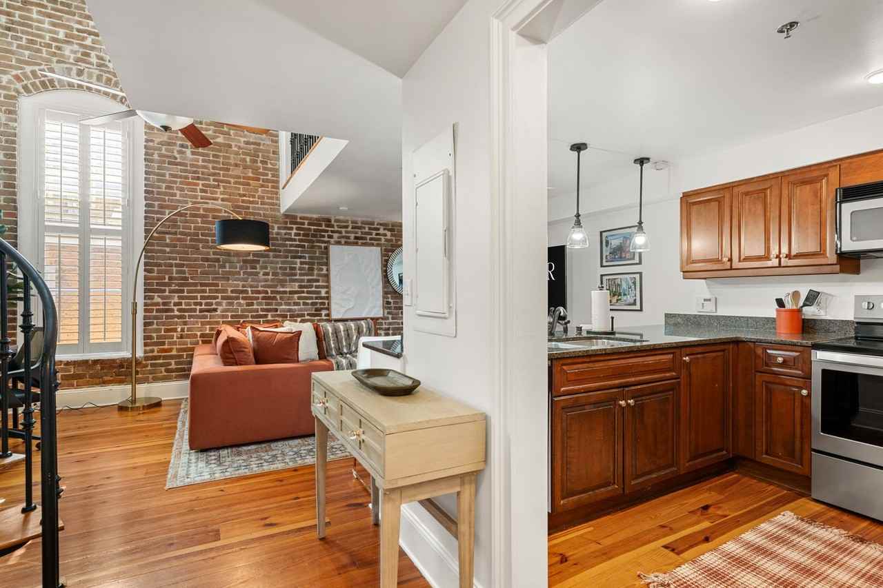 377 King St - Photo 6 of 27