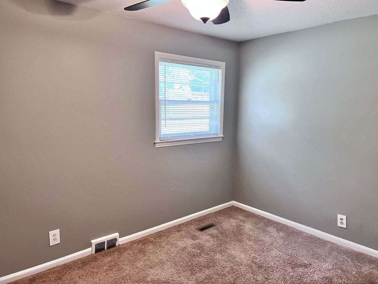 4753 Eastwin Dr - Photo 6 of 8