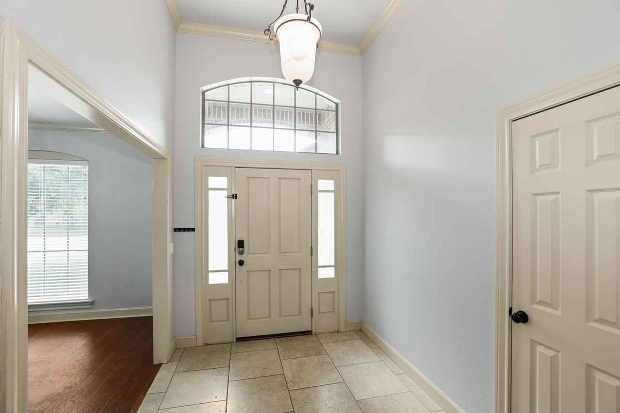 5827 Nicholas Cir - Photo 3 of 32