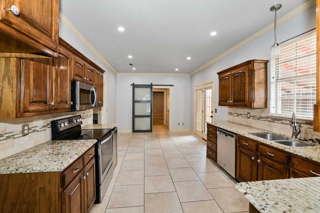 5827 Nicholas Cir - Photo 7 of 32