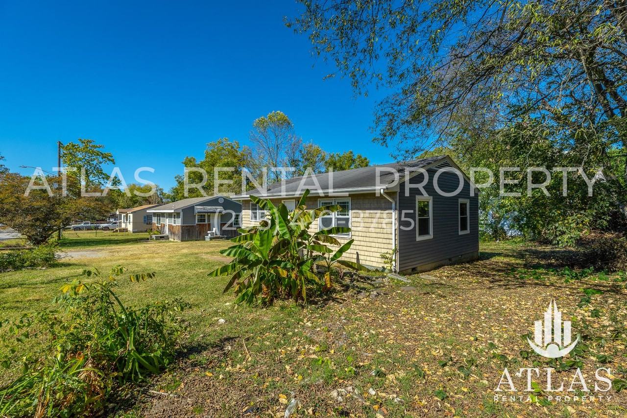 2907 E 40th St - Photo 3 of 11