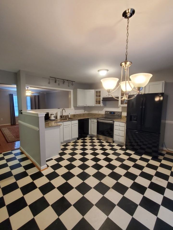 573 Highland Towne Ln - Photo 2 of 16