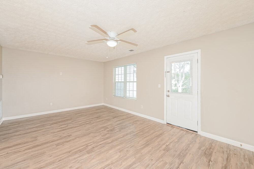 3915 Waldrop Ln - Photo 4 of 17