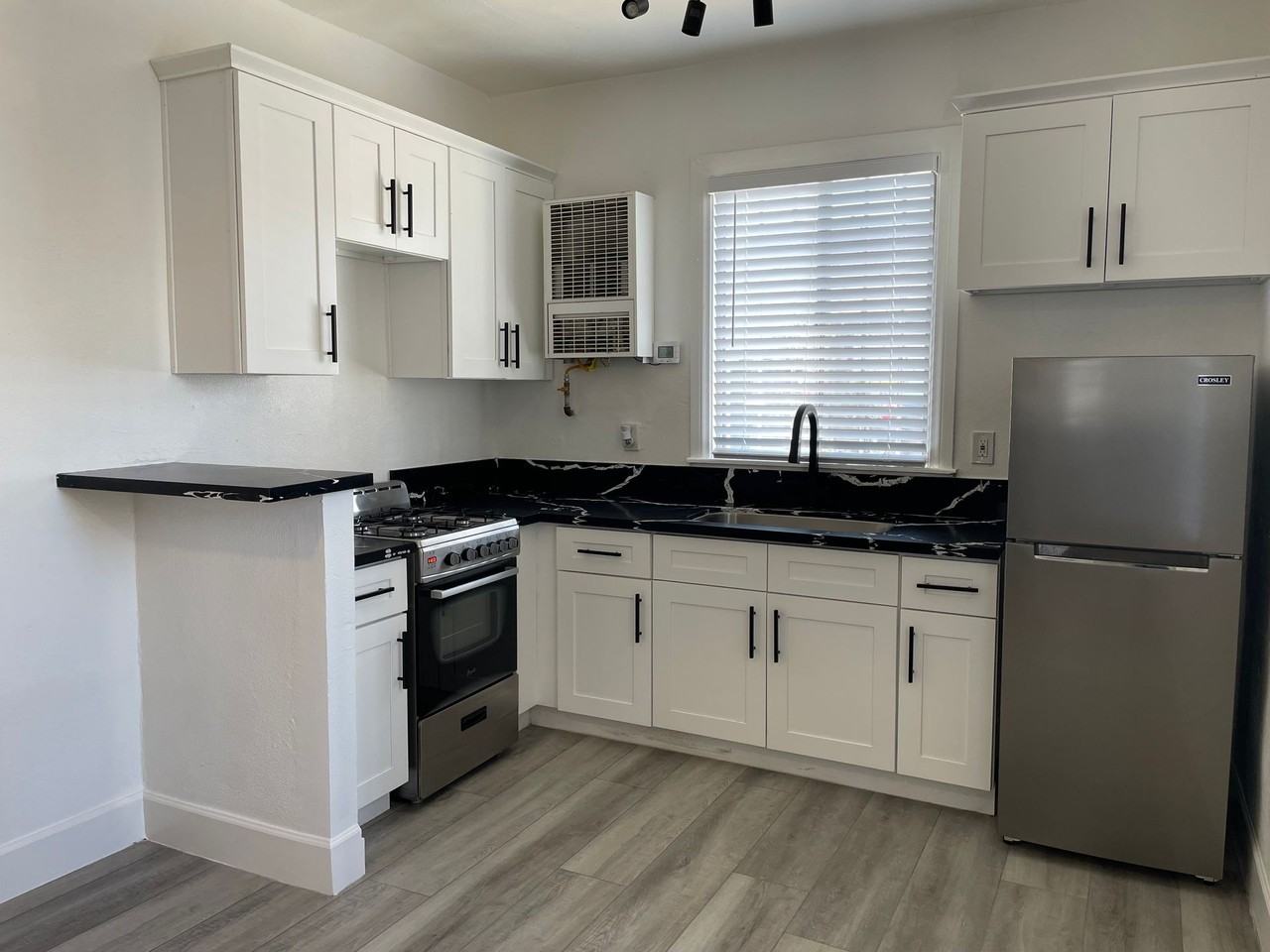 Kingsley Kourt - Photo 6 of 34