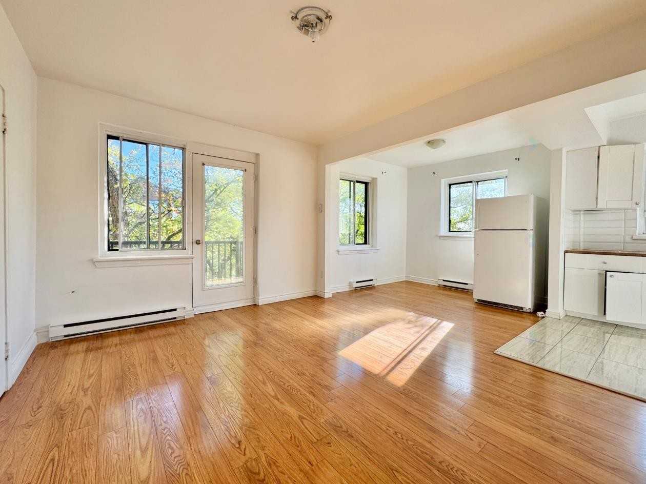 349 Boul Graham #15 - Photo 5 of 5