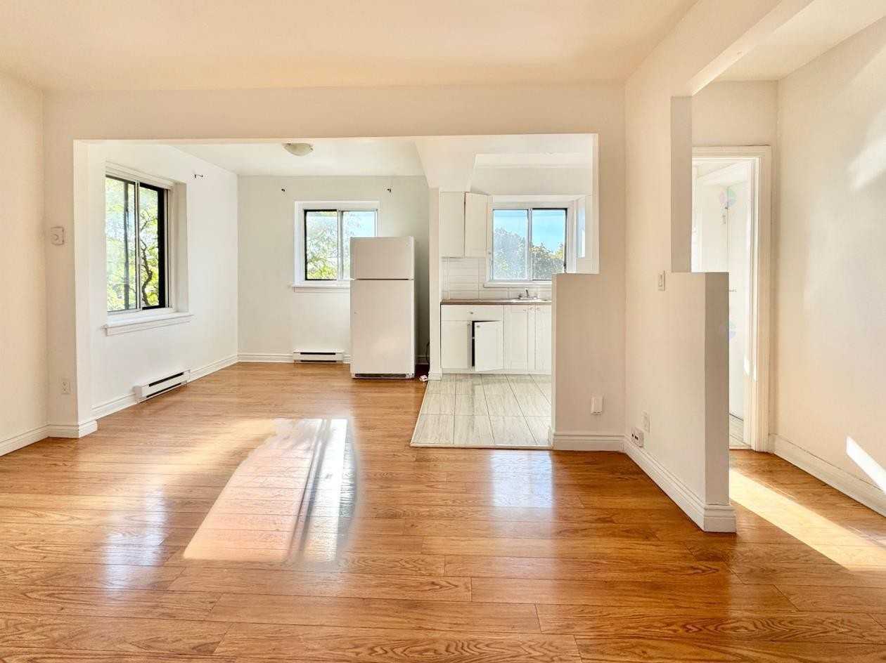 349 Boul Graham #15 - Photo 2 of 5