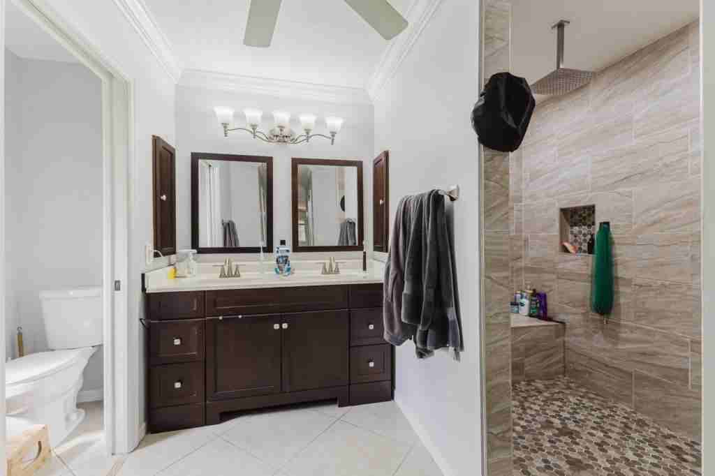 2103 Se 8th Ave - Photo 7 of 50
