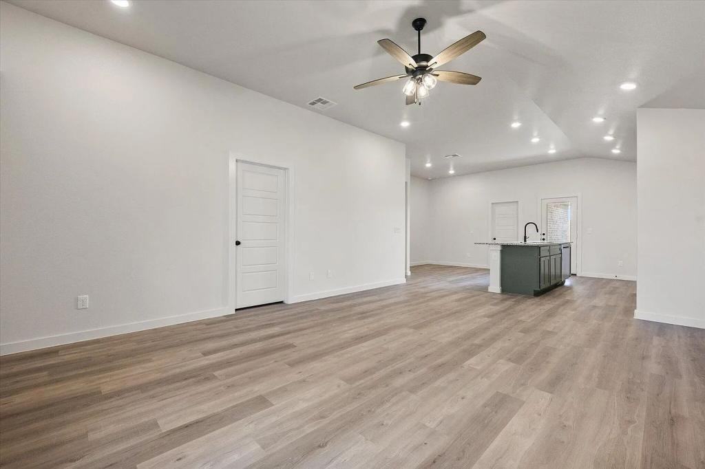 7215 8th St - Photo 3 of 21