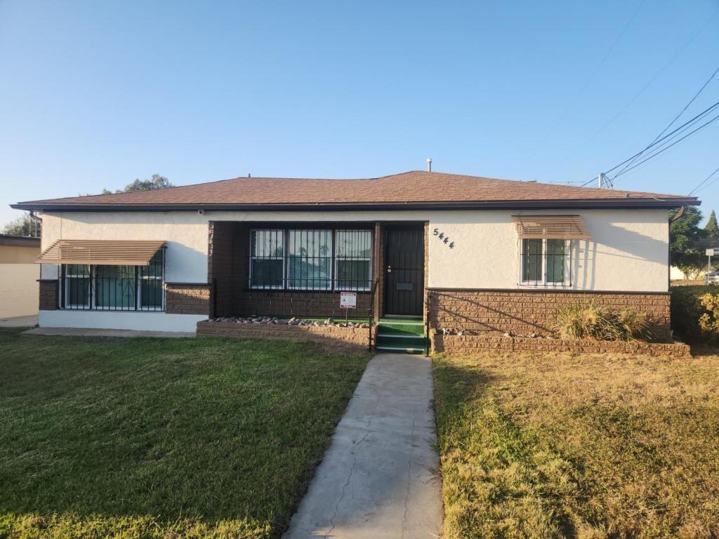 5444 Roswell St - Photo 2 of 21