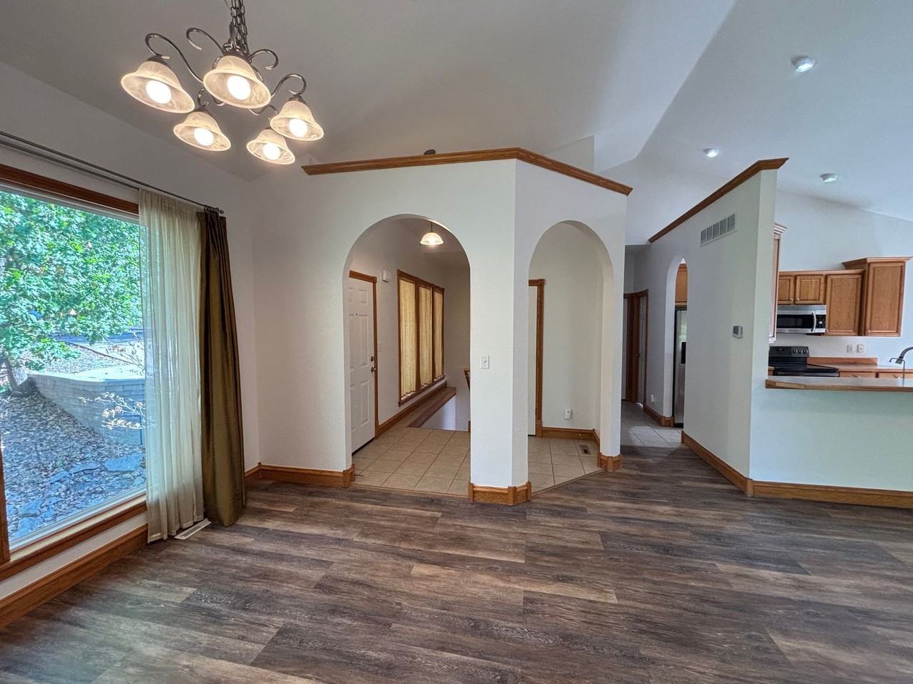 1420 Bradford Dr - Photo 3 of 43