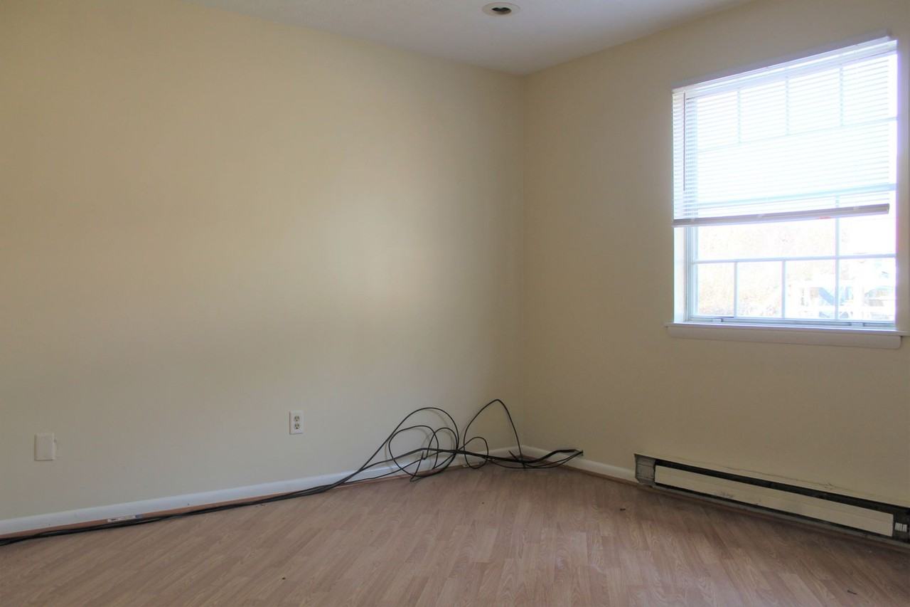 27 Marcus Dr - Photo 4 of 17