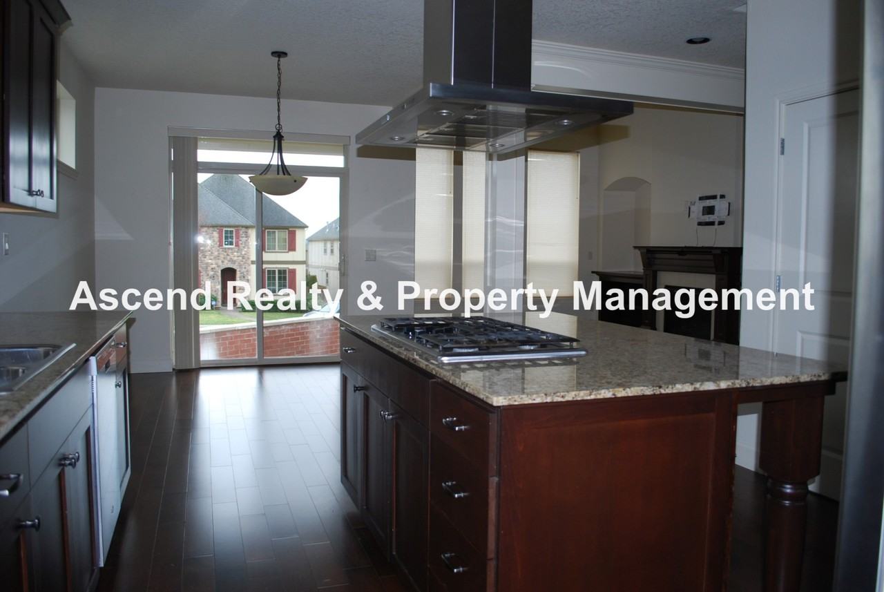 6810 Nw 167th Ave - Photo 4 of 31