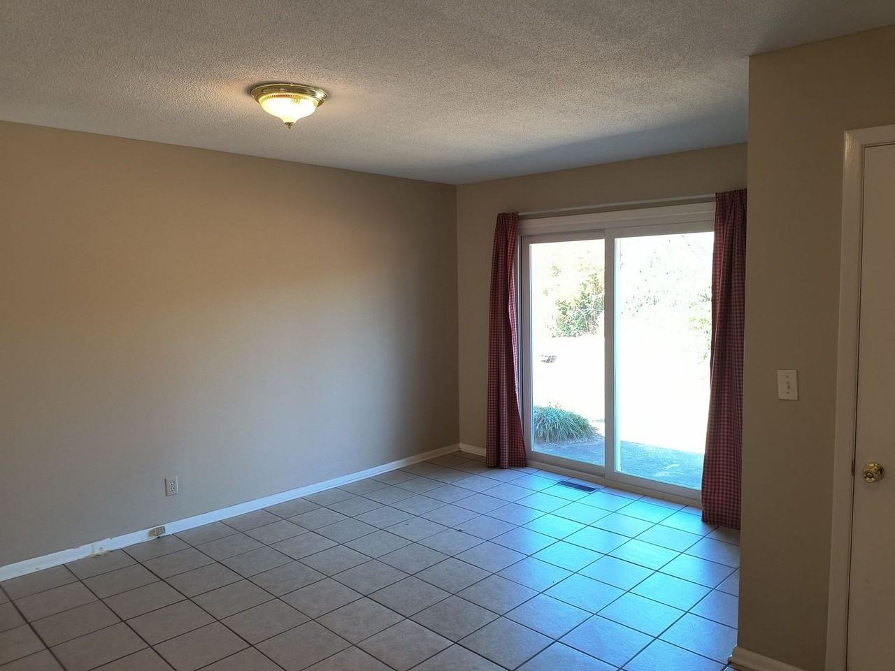 3919 Kingsbridge Rd - Photo 4 of 12