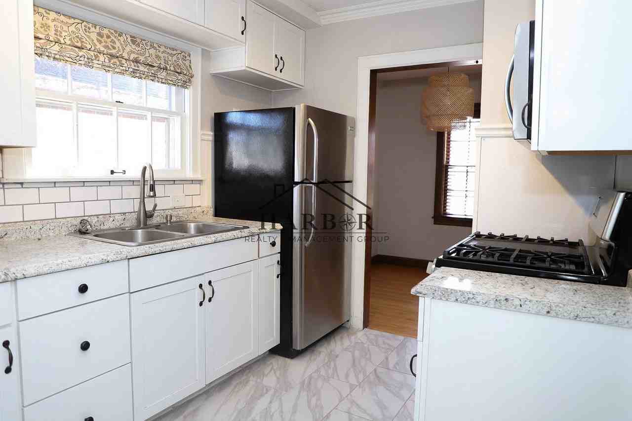 1215 3rd St Se - Photo 3 of 31